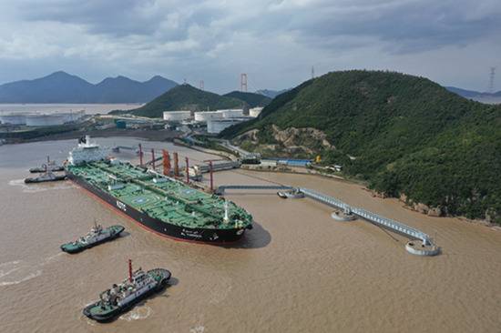 2020年10月15日，一艘油轮停靠在浙江舟山的一处原油码头。图