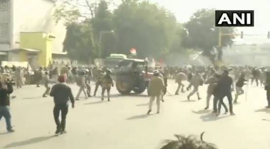 抗议农民驾驶拖拉机冲撞警察人群