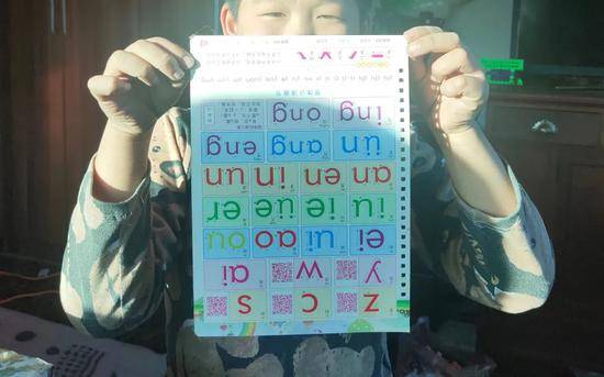 ▲1月16日，张天贝展示自己的识字卡片。新京报记者马延君摄