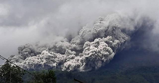 印度尼西亚莫拉比火山喷发 浓烟高达2千米