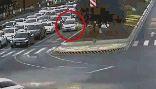 吓人！杭州男司机一个操作，车子突然当街翻倒！1岁孩子、老婆都困在里面！