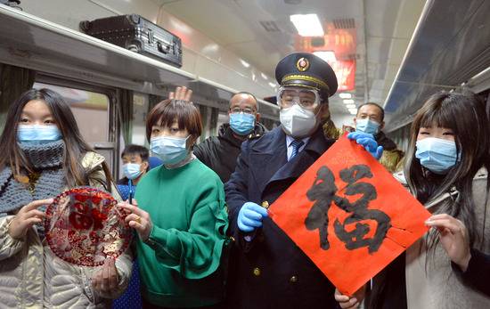 多图直击北京春运首班列车：途经中高风险地区两小时消毒一次