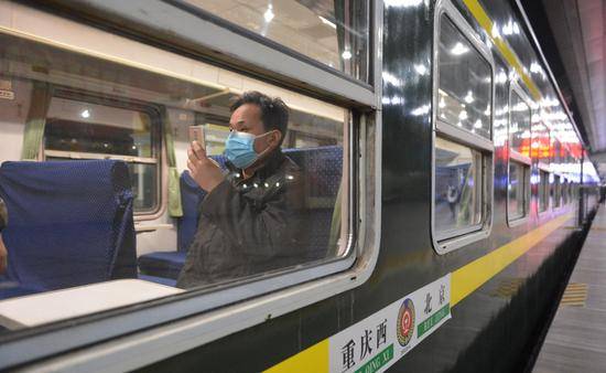 多图直击北京春运首班列车：途经中高风险地区两小时消毒一次
