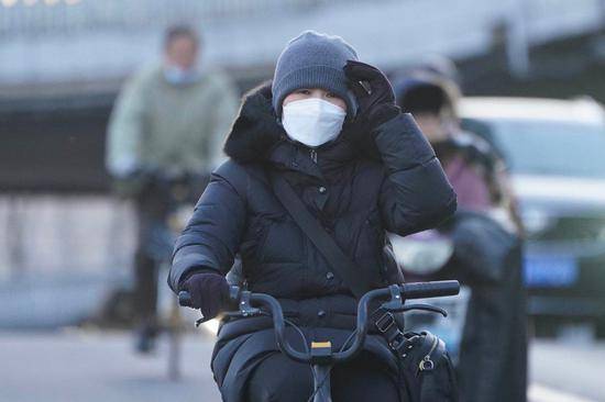 今天北京风有多大、天儿有多冷？看看路人穿戴，瞬间就明白(图)