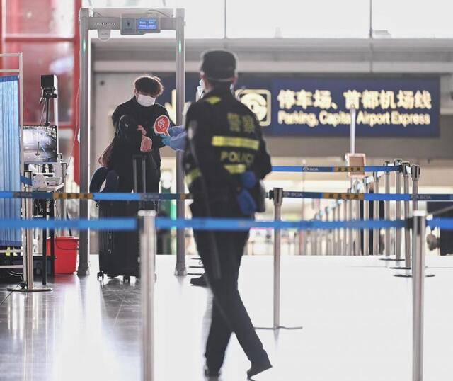 首都机场今天迎来春运首日，所有人员进入航站楼均需出示健康码和测温。摄影/新京报记者陶冉