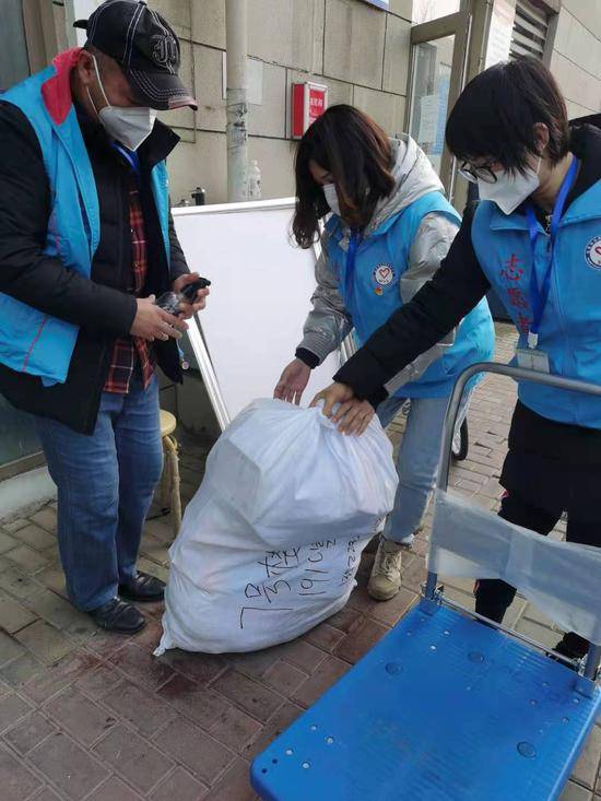 带行李跑步10公里报到！“00后”最年轻志愿者奋战北京大兴融汇社区