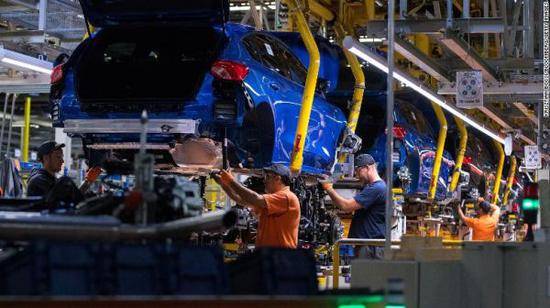 2019年，在位于德国萨尔路易的福特工厂内，工人们正在组装汽车底盘。