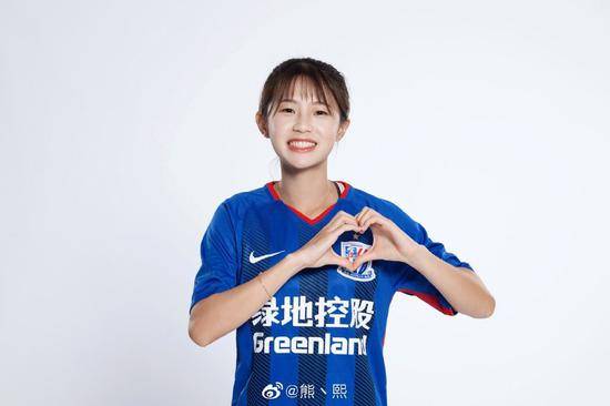 “最美女足姑娘”熊熙回应退役：眼睛有小问题，短期无法运动