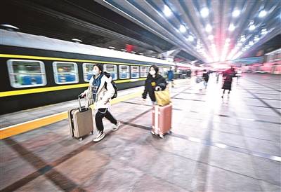 2021年北京春运首趟列车发出 乘客隔位而坐 列车途经中高风险区两小时消毒一次