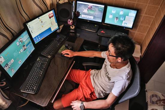 西安的一位游戏代练，以前家里电脑多得像网吧一样。视觉中国供图
