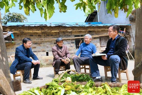 重庆市巴南区纪委监委通过电话、上门等方式，近距离反馈群众信访办理情况，着力了解群众所需所想，推动解决群众最关心最直接最现实的利益问题。（重庆市巴南区纪委监委李娟摄）