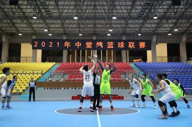 东莞这条村的篮球队员竟然是亚运冠军！他们的比赛我们叫：村BA