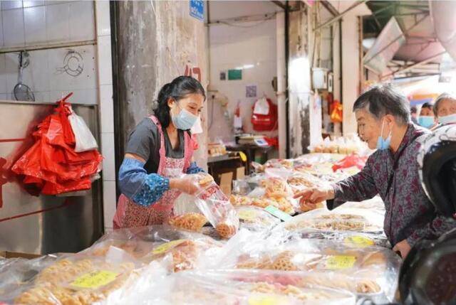 △市民在千祥街购买年货摄影曹雪琴