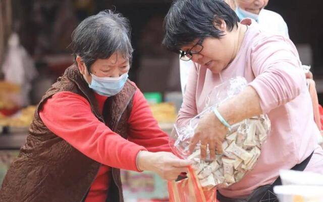 △不少街坊来阿心饼干店购买年货摄影曹雪琴