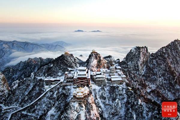 正值隆冬时节，一场小雪过后，山峦间云蒸霞蔚，波澜壮阔，霞光映衬下的山峰也更显粗旷，宛如一幅水墨丹青画卷。（河南省郑州市管城区纪委监委供卢键摄）