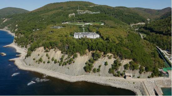 （图说：宫殿坐落在黑海沿岸。图/Youtube）