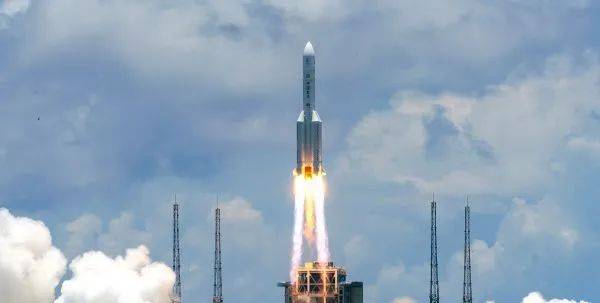 ▲2020年7月23日，长征五号遥四运载火箭在文昌航天发射场点火升空，实施中国首次火星探测任务。（才扬摄）