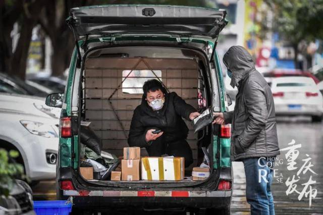 快递小哥正在收发快递（资料图）邹乐摄