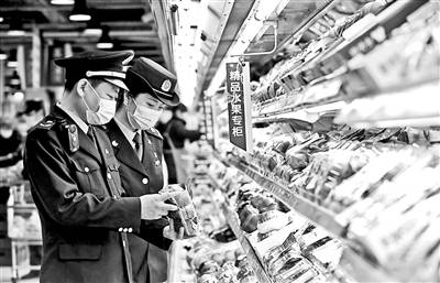 1月31日，石家庄市桥西区市场监督管理局工作人员检查一家超市销售的水果供图/新华社