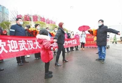 援冀归来医生与妻女隔空拥抱