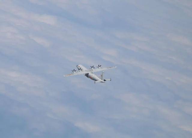 台防务部门1月31日公布的解放军运-8技侦机(同型机)照片