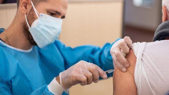 民众接种中国研发的新冠疫苗。（GETTYIMAGES）