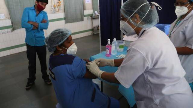 印度30岁环卫工人接种新冠疫苗两小时后死亡 官方：恐心脏病发作