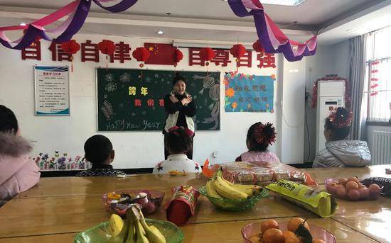 ▲1月1日，渭南未保中心举行了一场新年联欢会，社工在带着孩子们做游戏。新京报记者韩沁珂摄