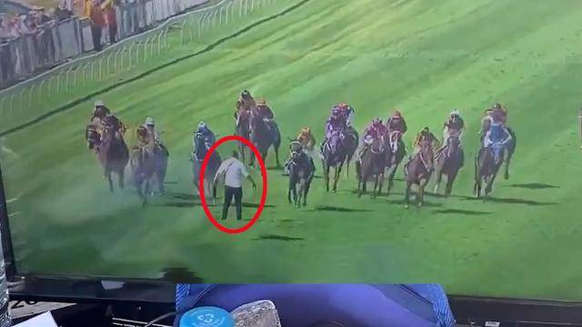 新西兰一男子闯入跑道张开双臂阻拦赛马 骑师及时避开免酿大祸