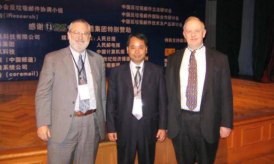中国反垃圾邮件高峰论坛上，35互联总经理龚少晖（左二）和电子邮件发明人David H.Crocker（左一）、国际垃圾邮件黑名单组织（Spamhaus）专家