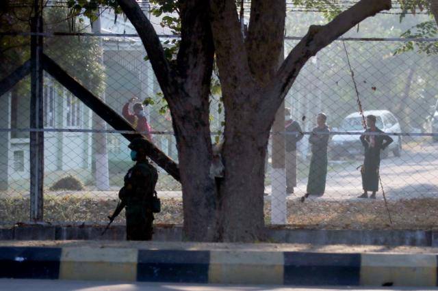 缅甸首都街头，士兵严阵以待，图自澎湃影像