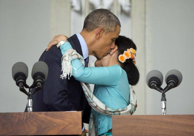 奥巴马访缅时与昂山素季拥抱，图自澎湃影像