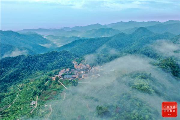 “律回岁晚冰霜少，春到人间草木知。”立春时节，万物复苏。漫山绿色青青，焕发着勃勃生机；白雾笼罩下的村庄，宛若人间仙境。（浙江省浦江县纪委监委供赵新尧摄）