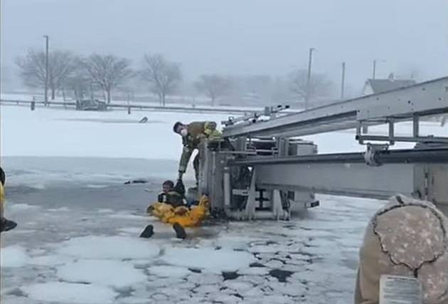美国一皮卡车暴风雪中掉进冰冷海水里 车内两人成功获救