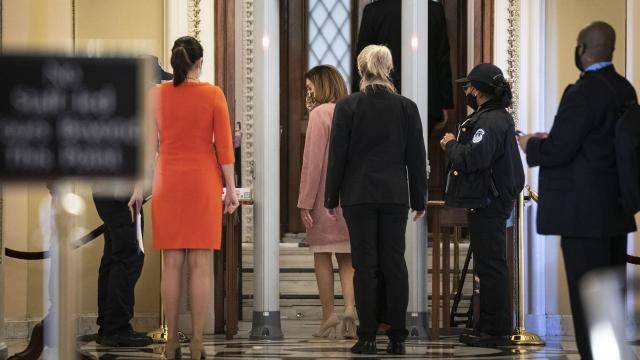 美国众议长佩洛西走过国会安检门