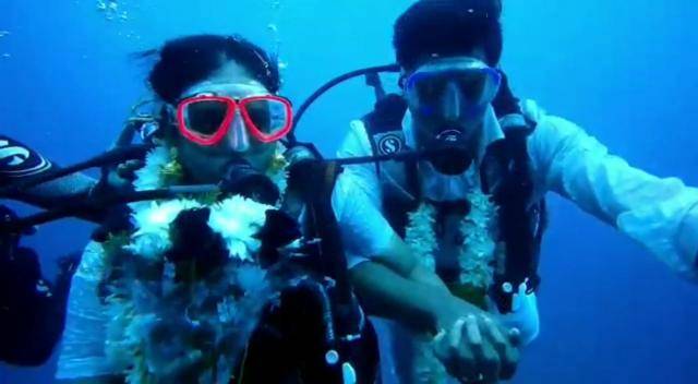 幸福时刻！印度一对新人在18米深海里举办水下婚礼