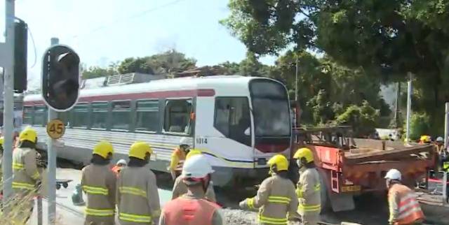 香港屯门一轻铁列车与货车相撞 致22人受伤