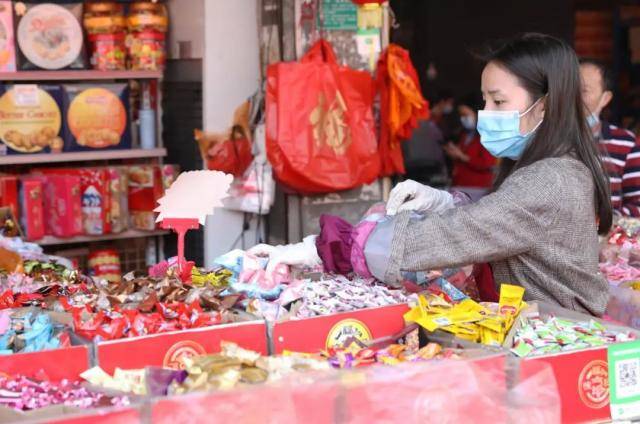 市民在莞城珊洲街的水果批发商行挑选年货曹雪琴摄