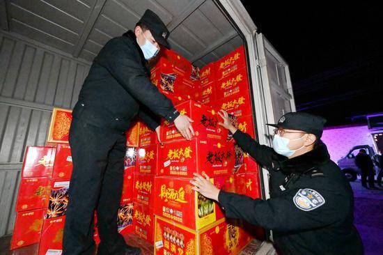 北京警方查处入冬来最大一起非法储存烟花爆竹案，刑拘2人