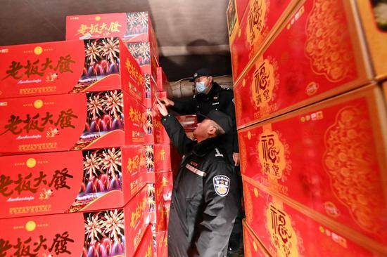 北京警方查处入冬来最大一起非法储存烟花爆竹案，刑拘2人