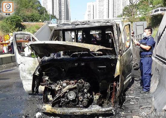 香港一辆警车行驶途中突起火 警员跳车逃生