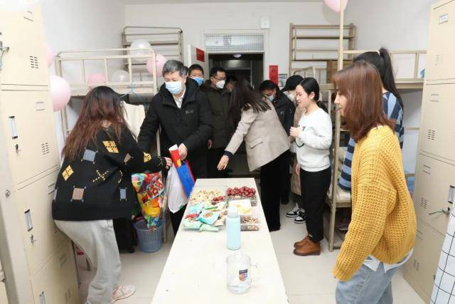 岁寒时节 温暖真情  校领导慰问寒假留校学生