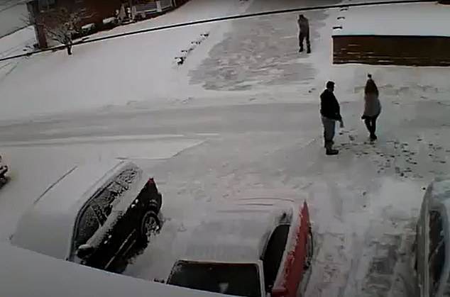 美国一男子与邻居夫妻因铲雪争吵 持枪将两人杀害后自杀