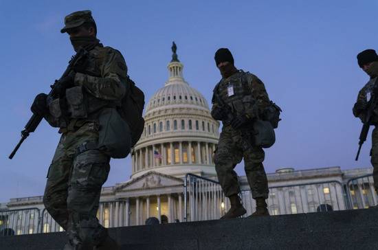 美国国会大厦前的国民警卫队士兵（美联社）