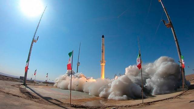 伊朗2月1日发布的卫星运载火箭“祖勒贾纳”的发射图片。（美联社）