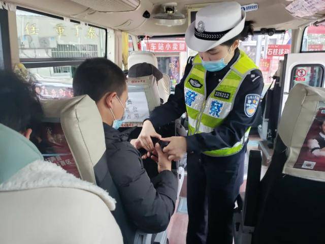 交巡警劝导乘客系安全带图：重庆交巡警