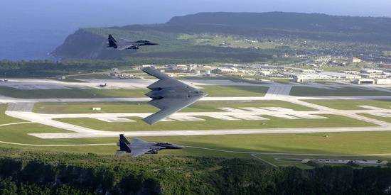 B-2隐身战略轰炸机在关岛上空飞行。