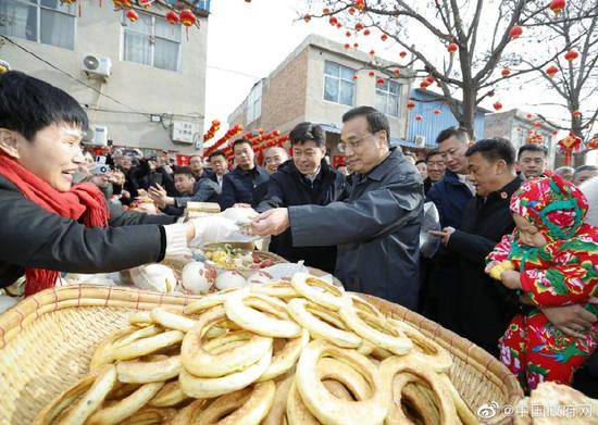 李克强山西运城赶年集，一路下来买了四种年货