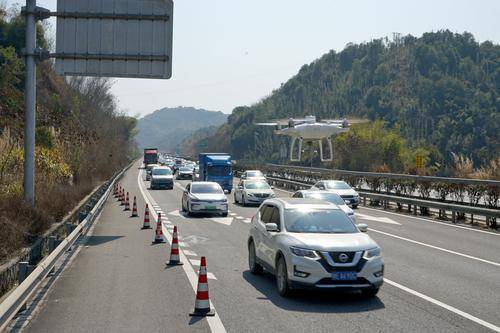 无人机正在高速公路空中巡查