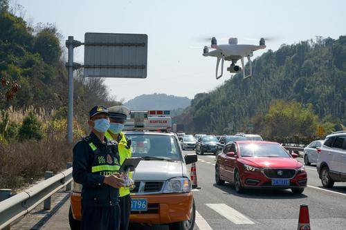 “飞手”陈若赞操控无人机巡查路面